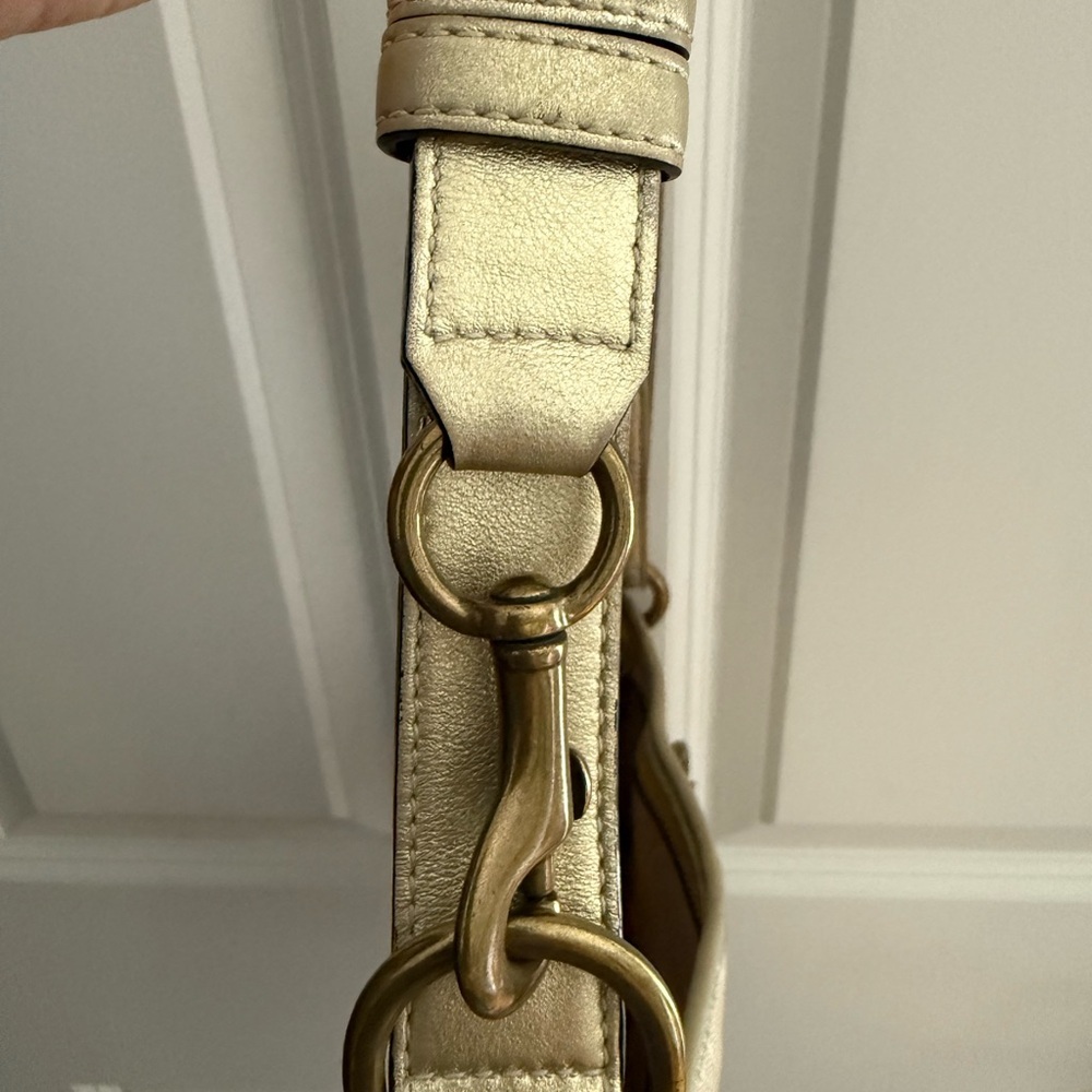 Vintage Coach | Cream & Gold Signature Bag | Classic Style - Picture 4 of 6
